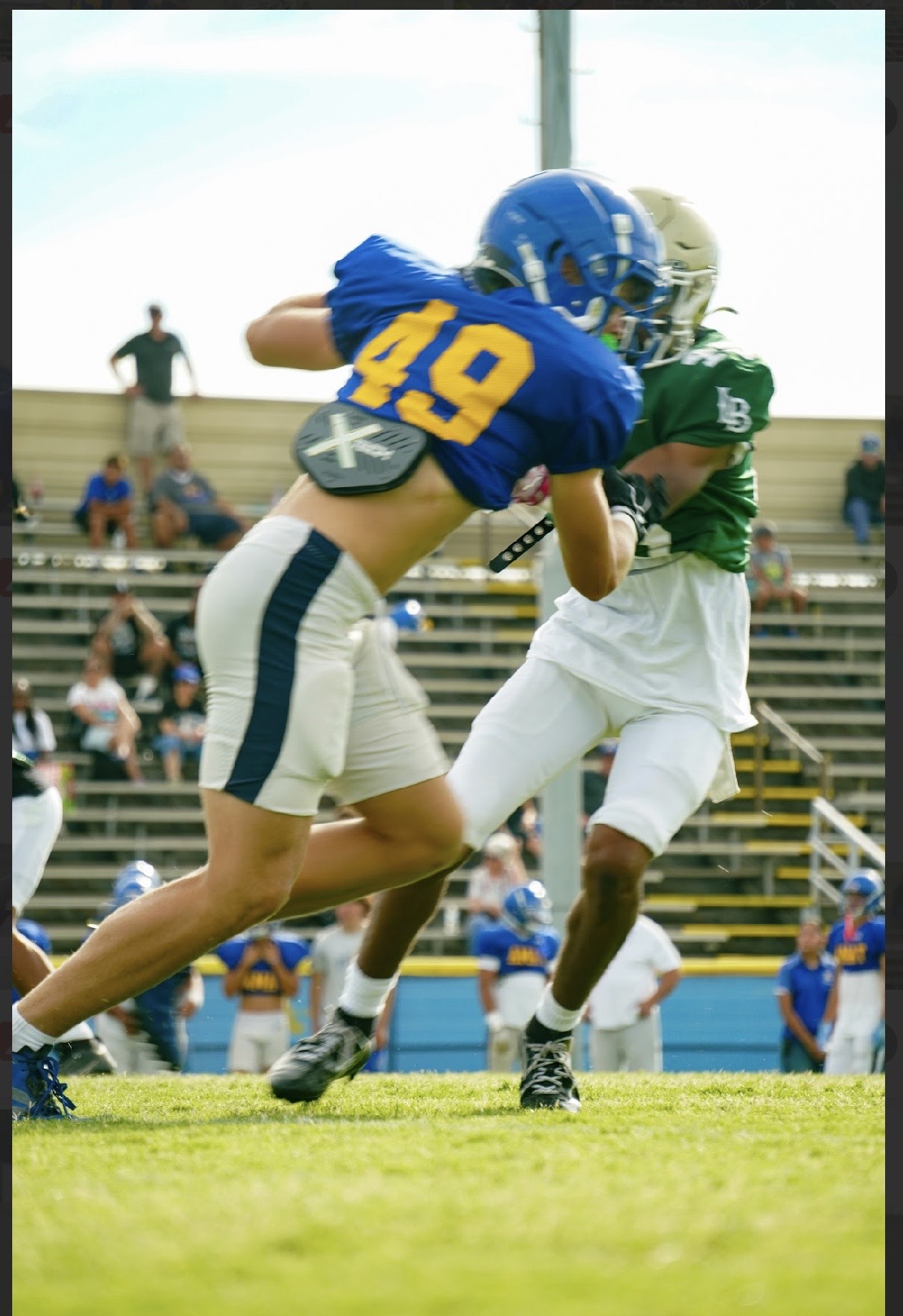 Ezra Rane Woodard engaging a blocker from the nickel position